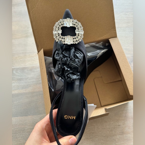 Black sling back heel with diamond brooch jewel - Picture 3 of 4